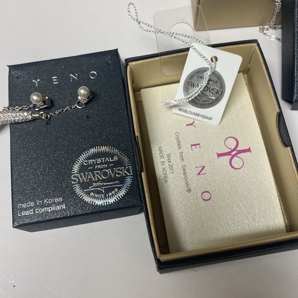Swarovski crystals used in necklace & earrings Auth. code verification avail. - Picture 5 of 10